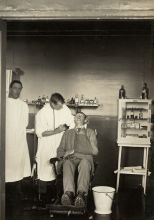 A wounded soldier being treated by a dental surgeon. No.1 New Zealand General Hospital, Brockenhurst, England.